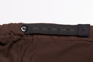 棕色裤子腰部细节特写