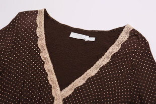 波点针织衫领口细节展示