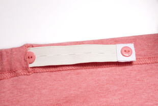 粉色衣物标签特写