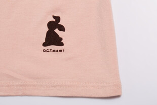 粉色T恤上的黑色图案