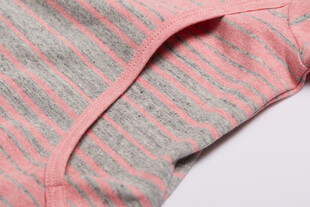 粉色条纹内裤细节特写