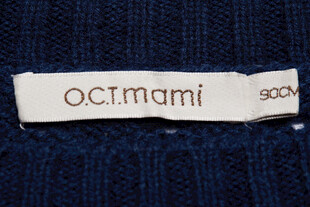 奥克芒尼品牌衣物标签特写