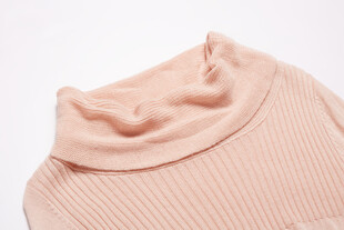 浅粉色高领针织衫细节