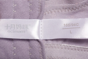 卡贝妮品牌衣物标签特写