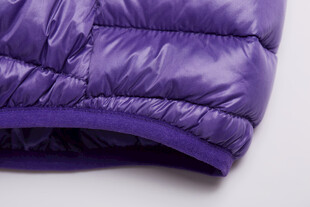 紫色羽绒背心细节特写