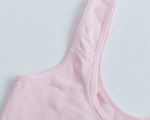 粉色背心细节特写