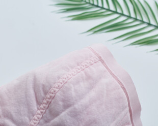 粉色布料与绿叶细节展示