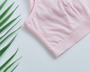 粉色婴儿衣物与绿植搭配