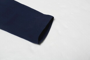 深蓝色袖口特写