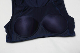 深蓝色女士文胸特写