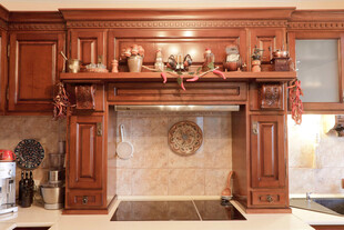 豪华木质厨房壁炉式橱柜