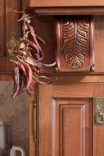 复古木门上的奇异装饰摆件