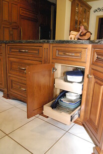 厨房橱柜内的碗盘收纳