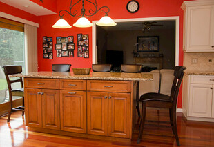 温馨红色调开放式厨房空间