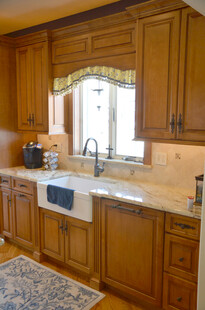 木质厨房水槽区温馨场景