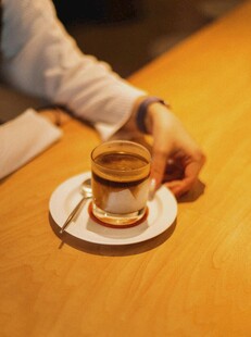 手捧咖啡享受惬意时光