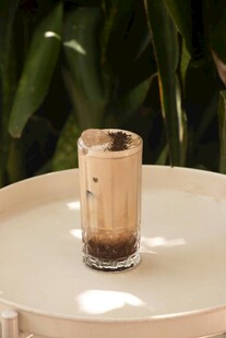 玻璃杯中装着的特色饮品