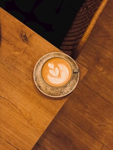 木质桌上的精美拉花咖啡