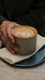 手捧咖啡杯