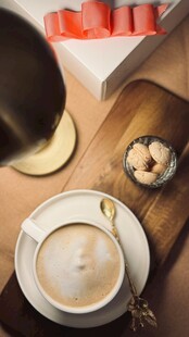 温馨咖啡时光与精致点心