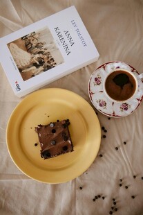 午后甜点与书的惬意时光