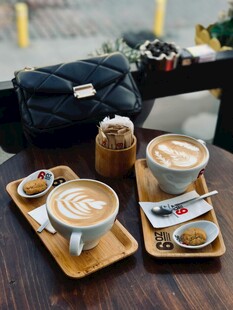 精致咖啡与小食的惬意组合
