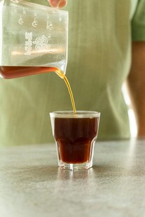 倒入玻璃杯中的深色液体