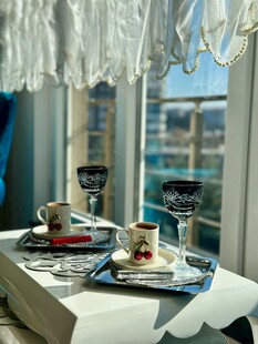 窗边精致茶点布置