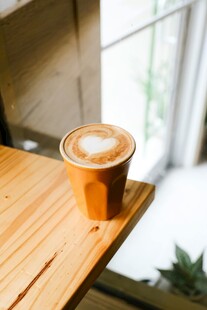 木桌上的精致拉花咖啡
