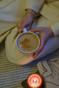 手捧热咖啡的惬意时光