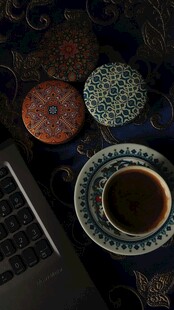 复古风桌上的茶点与咖啡