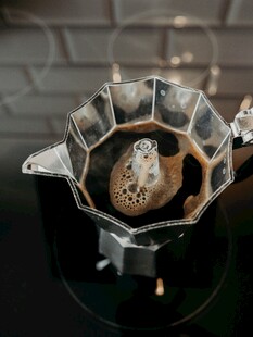 手冲咖啡滤杯中的咖啡液