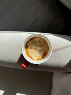 桌上的一杯香浓咖啡