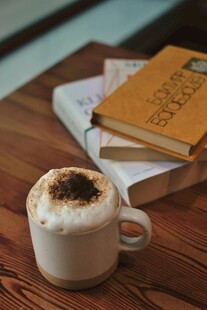 咖啡与书籍的惬意时光