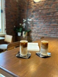 木质桌上的两杯精致咖啡