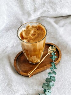 玻璃杯中的美味拿铁咖啡