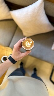 手捧咖啡于温馨舒适角落