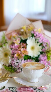 鲜花配咖啡的惬意时光