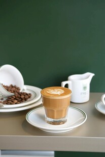 简约风咖啡与餐盘组合