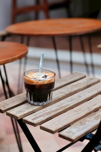 户外木桌上的冰咖啡