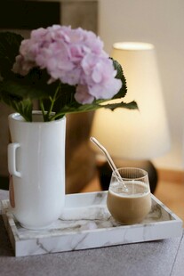 温馨室内花瓶与甜点摆件