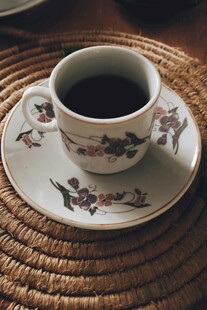 复古花纹杯中的深色饮品