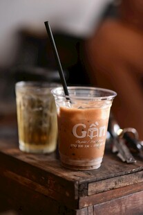 木质桌上的两杯特色饮品