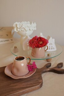 精致茶具与花卉摆件组合