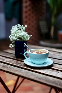 木桌上的咖啡与清新小花