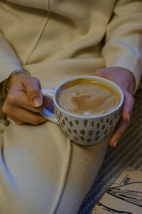 手持咖啡杯的惬意时刻