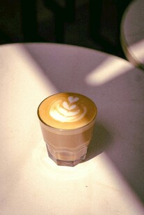 阳光下的精致拉花小杯咖啡