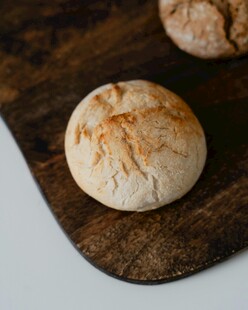 木制托盘上的美味面包