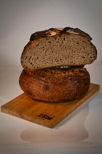 两块美味面包置于木板上