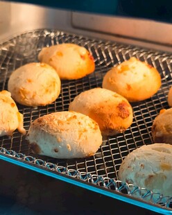 烤箱中烤制的美味面包球